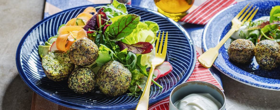 Quinoa-Zucchini-Falafel mit buntem Salat für 4 Personen von lidl-kochen.de