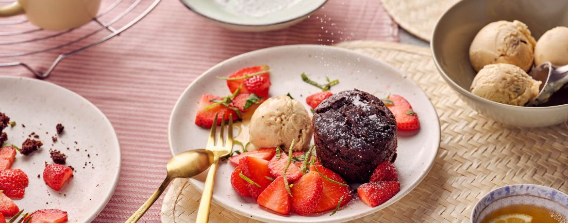 Tassenbrownie mit Erdbeer-Minz-Salat und Cookie-Dough-Eis für 4 Personen von lidl-kochen.de