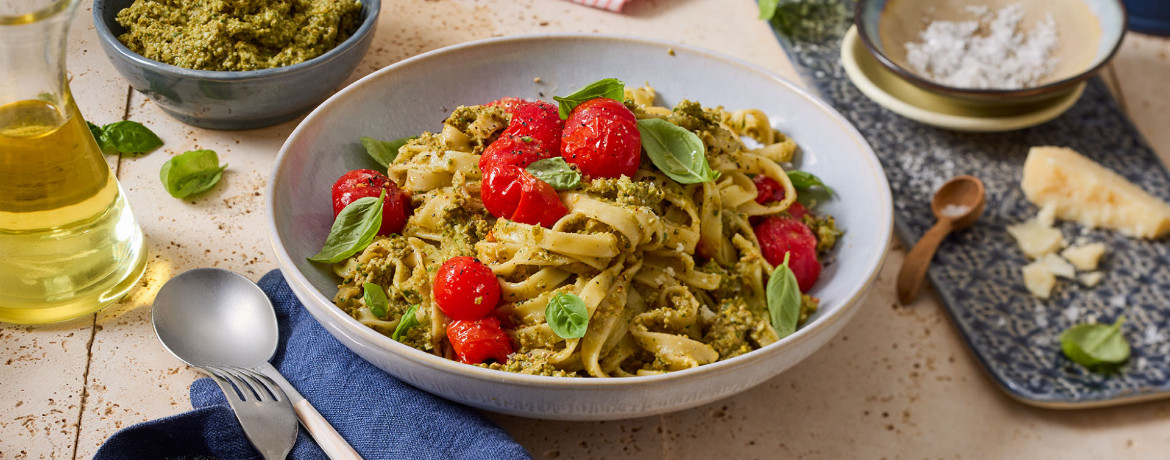 Tagliatelle mit Cherrytomaten und Pesto aus Oliven für 4 Personen von lidl-kochen.de