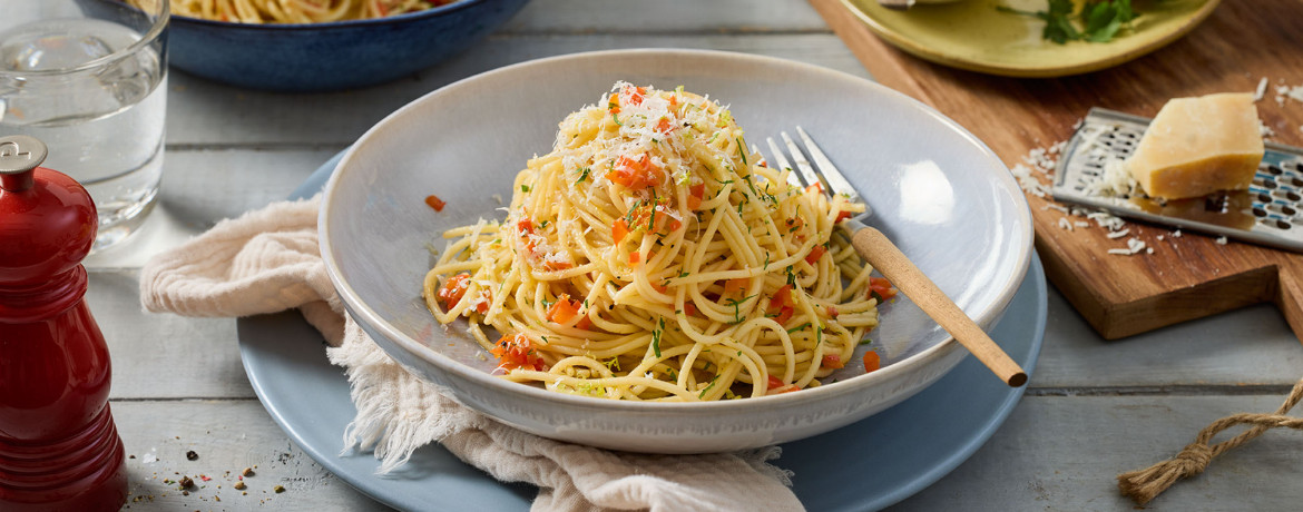Spaghetti mit Paprika-Knoblauch-Öl und Parmesan für 4 Personen von lidl-kochen.de