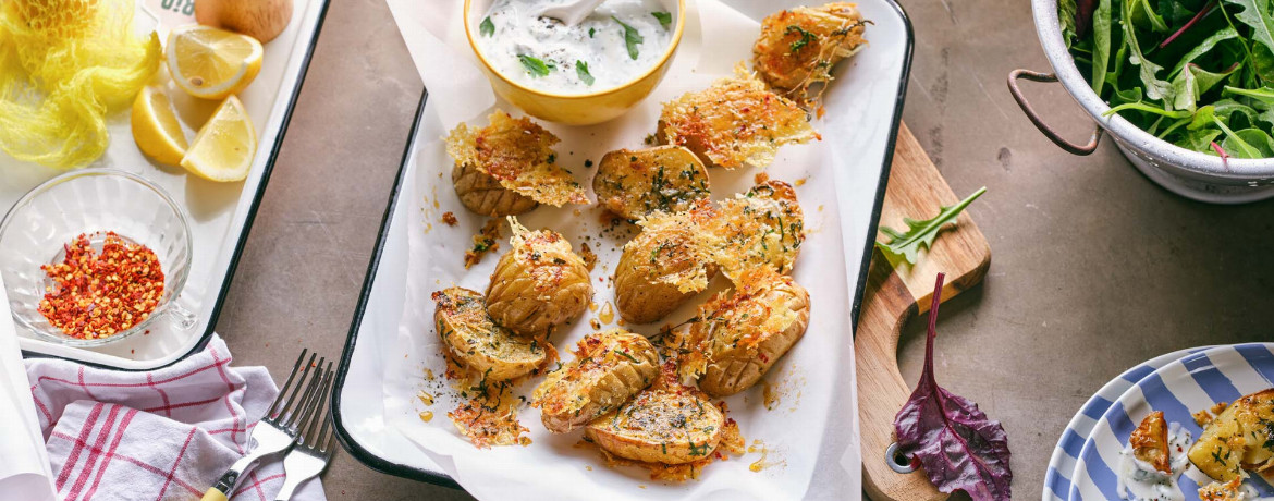 Knusprige Hasselback-Kartoffeln mit Parmesan und Kräuter-Zitronen-Dip für 4 Personen von lidl-kochen.de