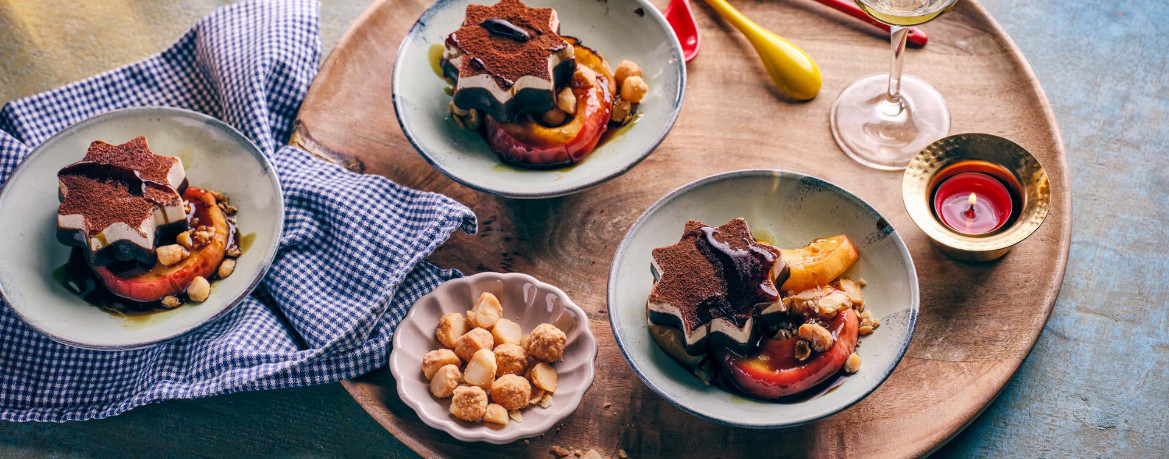 Bratapfel mit Zimt-Stern-Eis, karamellisierten Macadamianüssen und Kürbiskernöl für 4 Personen von lidl-kochen.de