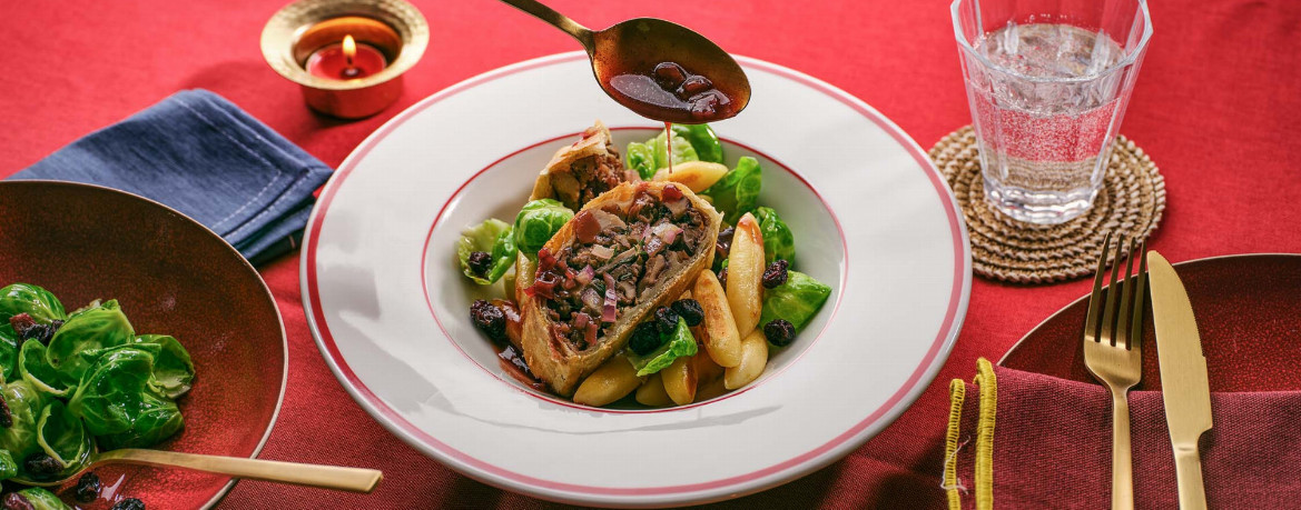 Veganer Steinpilz-Walnuss-Braten mit Schupfnudeln, Rosenkohl-Cranberry-Gemüse und Rotweinsauce für 4 Personen von lidl-kochen.de