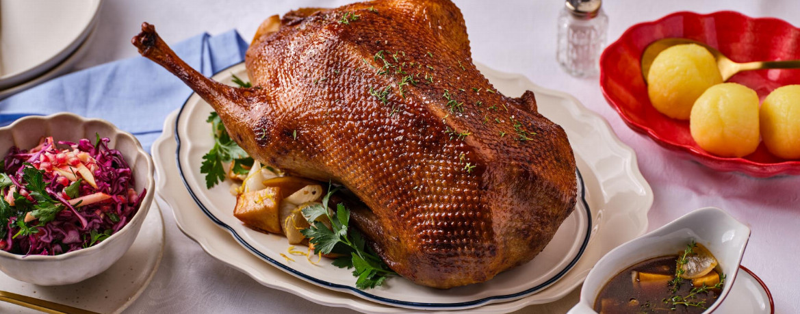 Lackierte Weihnachtsgans mit Rotkohl-Granatapfel-Salat und Seidenknödeln für 6 Personen von lidl-kochen.de