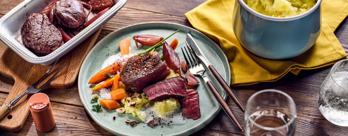 Rinderfilet mit Kartoffel-Haselnuss-Stampf, Honig-Karotten, Rotwein-Schalotten und Pecorino-Schaum für 4 Personen von lidl-kochen.de