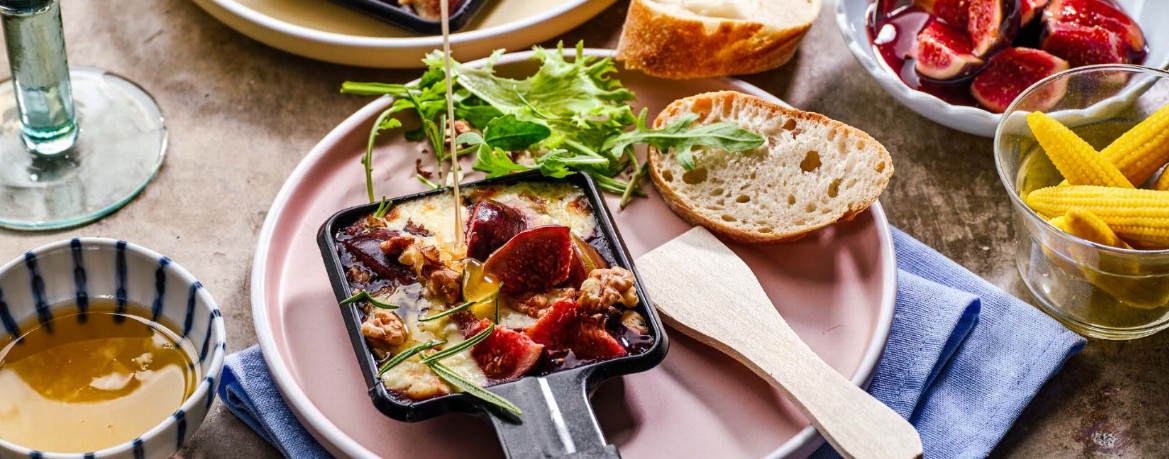 Raclette mit Rotwein-Feigen und Camembertcreme und gerösteten Walnüssen für 4 Personen von lidl-kochen.de