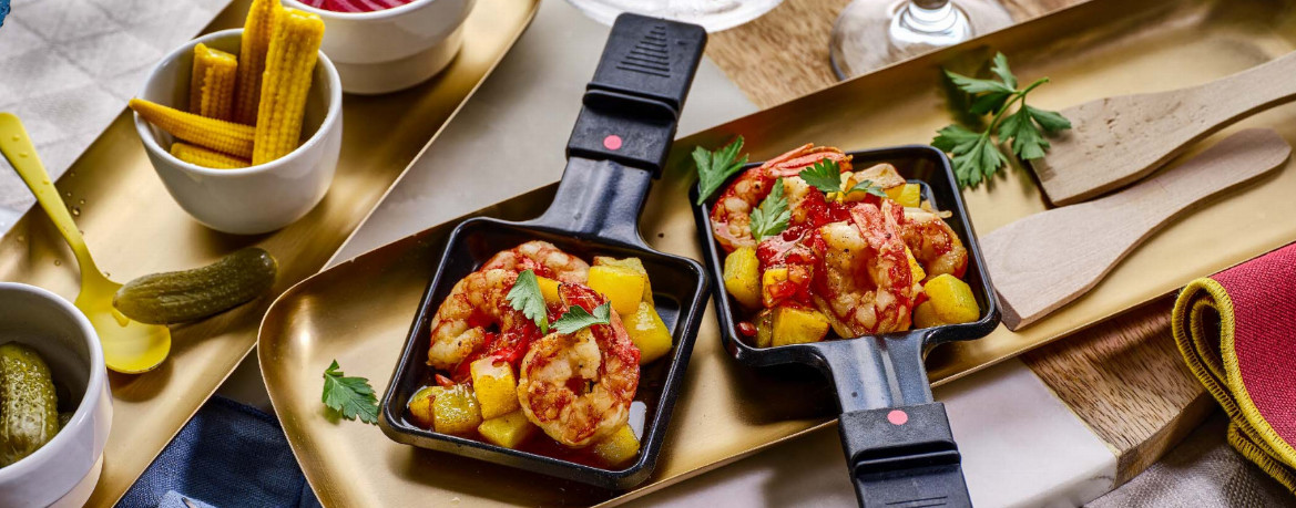 Raclette mit Honig-Garnelen auf gerösteten Kartoffelwürfeln und Tomaten-Limetten-Butter für 4 Personen von lidl-kochen.de