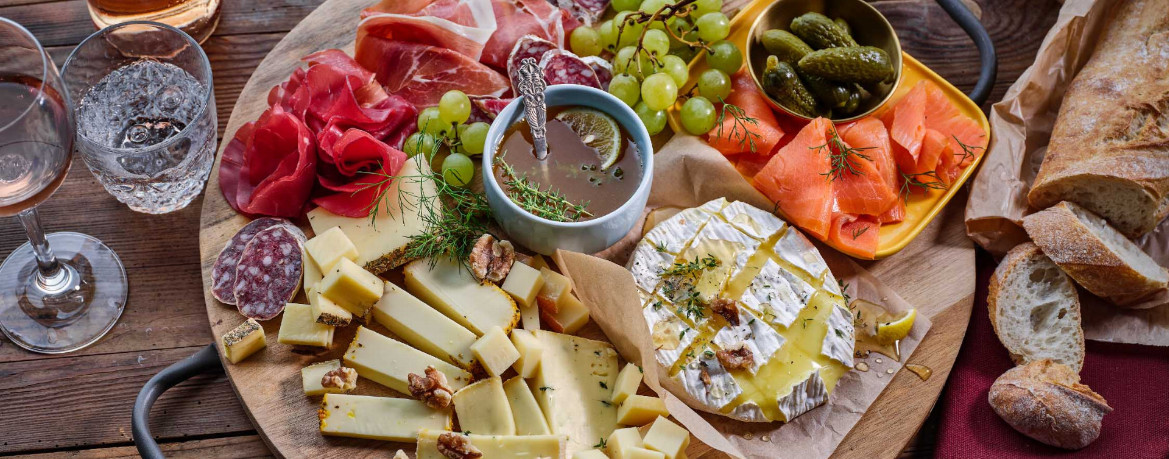 Charcuterie-Board ​mit gebackenem Cremeux de Normandie​ und Zitronen-Thymian-Manuka-Honig für 4 Personen von lidl-kochen.de