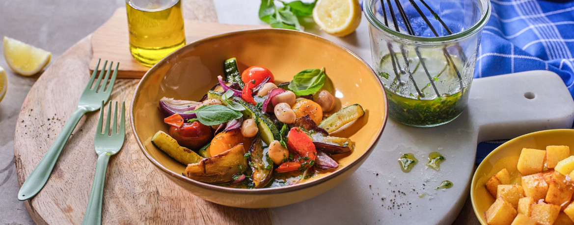 Antipasti-Salat mit weißen Bohnen, knusprigen Kartoffelwürfeln und Basilikum-Dressing für 4 Personen von lidl-kochen.de