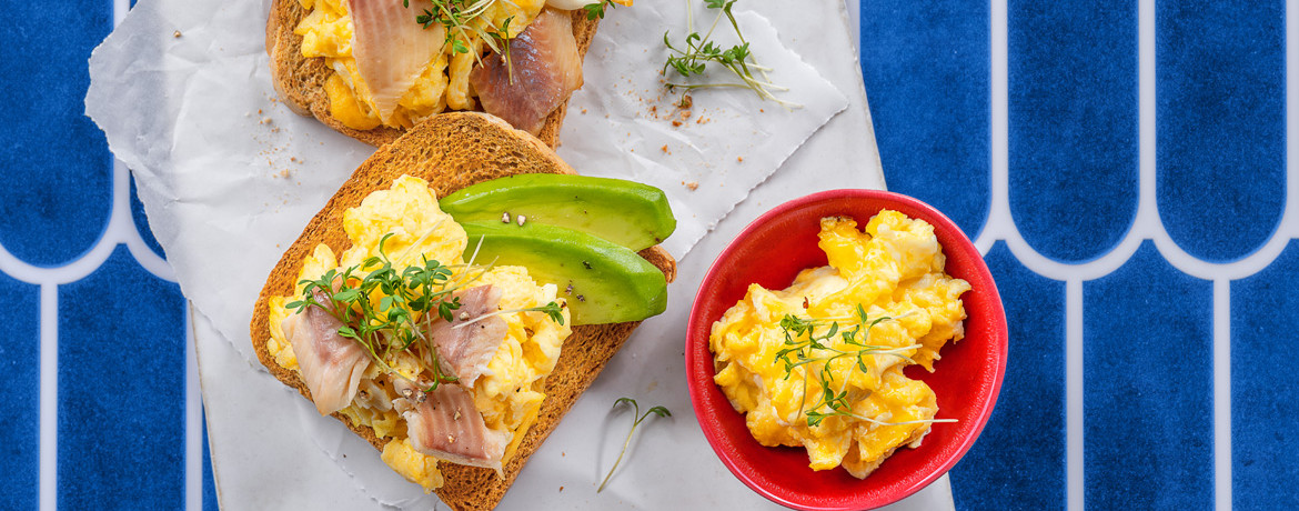 Geröstetes Brot mit Rührei, geräucherter Forelle, Avocado und Kresse für 4 Personen von lidl-kochen.de