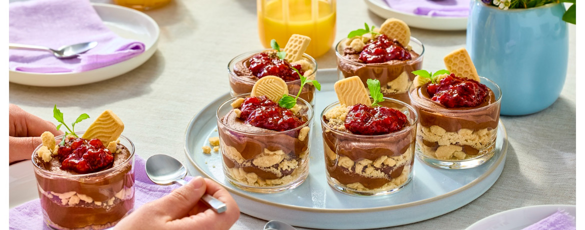 Veganes Glasdessert mit Schokoladencreme, Vanillekeksen und roter Grütze für 6 Personen von lidl-kochen.de