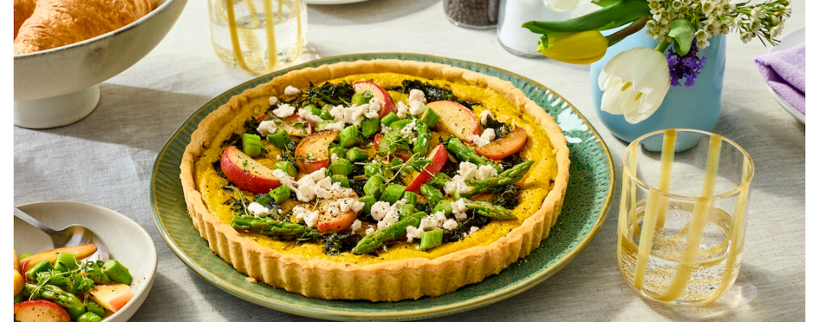 Spinat-Tarte mit veganem Feta, Spargelsalat und karamellisierten Apfelspalten für 8 Personen von lidl-kochen.de