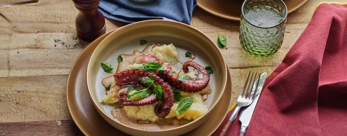 Gebratener Pulpo mit Kartoffel-Sellerie-Stampf und zerlassener Paprika-Butter für 4 Personen von lidl-kochen.de