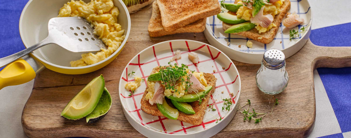 Geröstetes Brot mit Rührei, geräucherter Forelle, Avocado und Kresse für 4 Personen von lidl-kochen.de