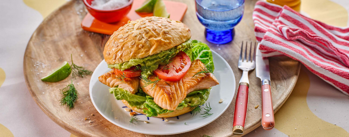 Lachs-Avocado-Burger mit selbstgemachten Brioche-Buns für 4 Personen von lidl-kochen.de