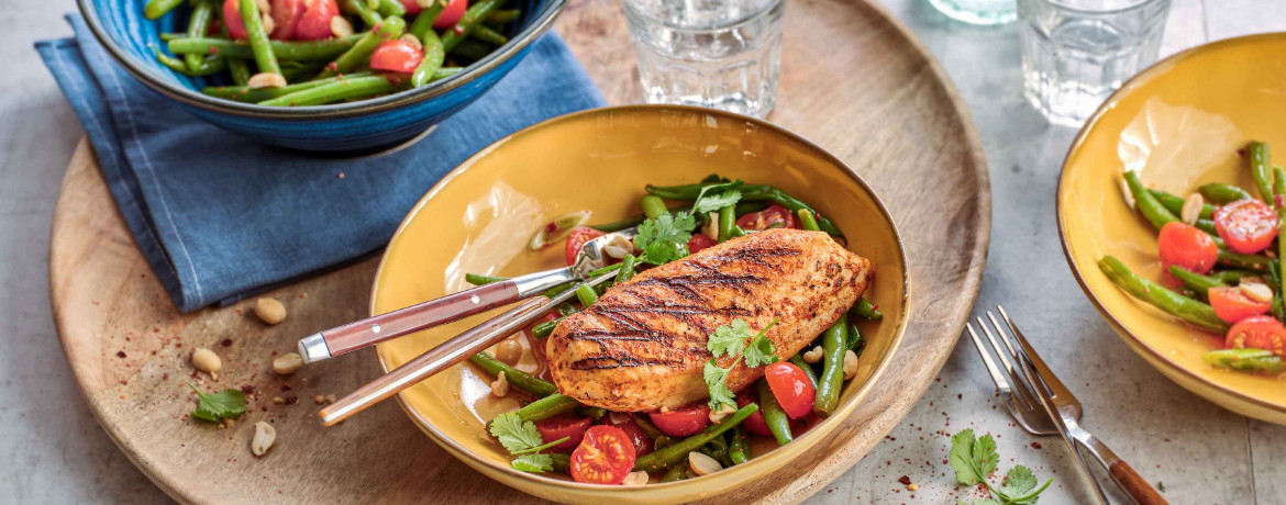 Gegrilltes Hähnchenbrust-Steak mit Grüne-Bohnen-Tomaten Salat für 4 Personen von lidl-kochen.de