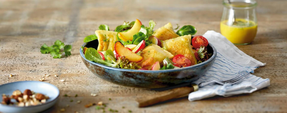 Bunter Salat mit gebratenen Maultaschen und Apfelspalten