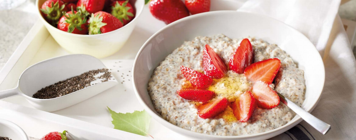Porridge mit Chia-Samen und Erdbeeren