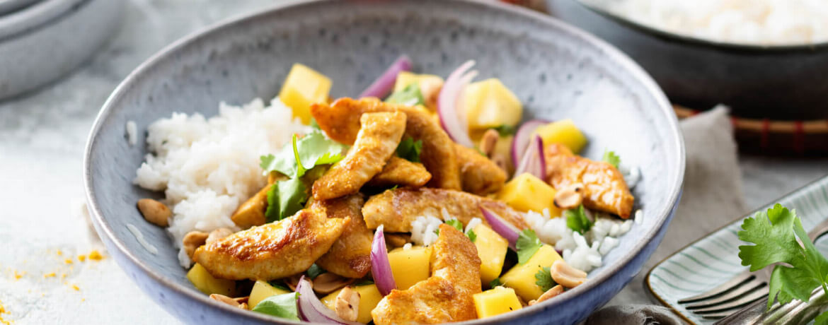 Curry-Hähnchen in Joghurtmarinade mit Salat aus Mango und Erdnuss