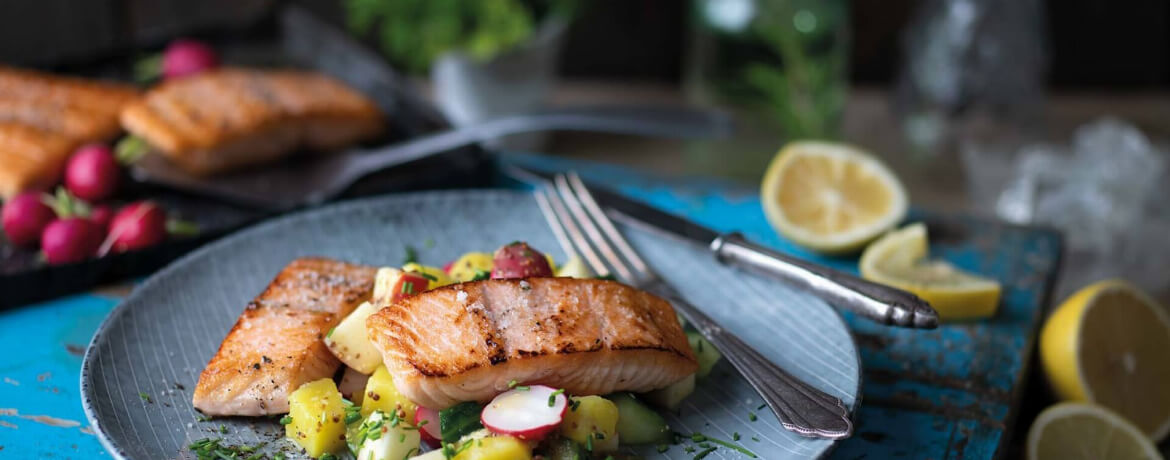 Lachs auf Apfel-Kartoffel-Salat - Rezept | LIDL Kochen