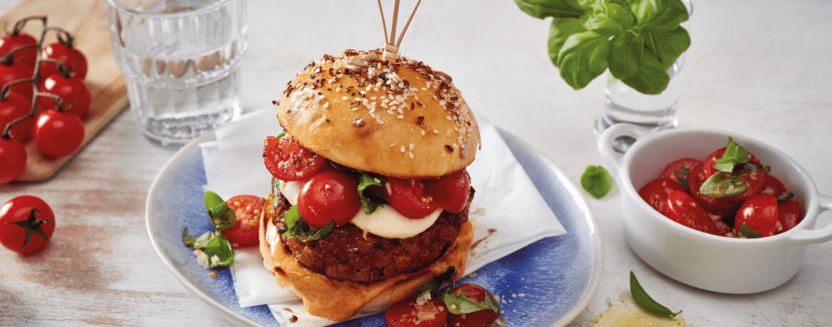 Hamburger mit Basilikum-Tomaten-Salsa und Mozzarella