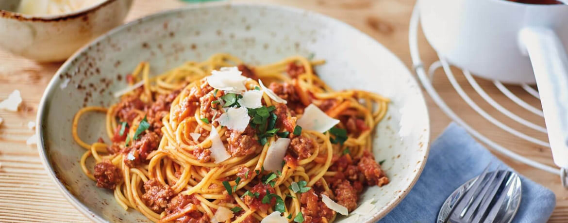Schnelle Bolognese mit Spaghetti und Parmesan