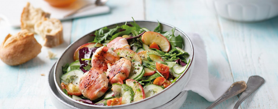Ziegenkäse im Speckmantel auf Salat mit Senf-Vinaigrette-image