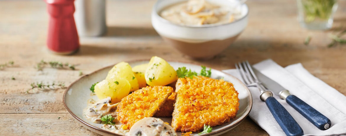 Veganes Schnitzel mit Champignon-Rahmsoße und Petersilien-Kartoffeln