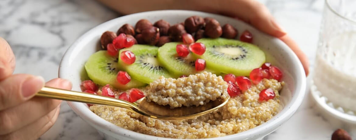 Porridge aus Quinoa mit Granatapfel, Kiwi und Haselnüssen für 4 Personen von lidl-kochen.de
