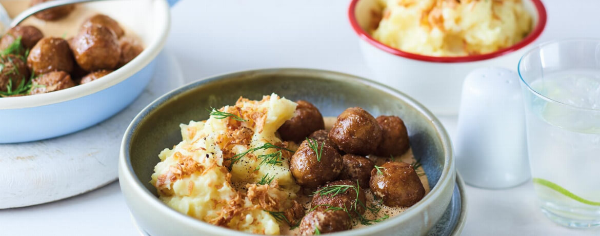 Köttbullar mit Preiselbeerfüllung und Röstzwiebel-Kartoffel-Püree ...
