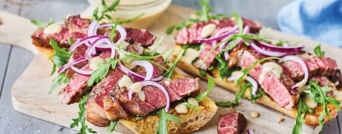 Rib-Eye-Steak mit Rucola Salat und Parmesan Dressing