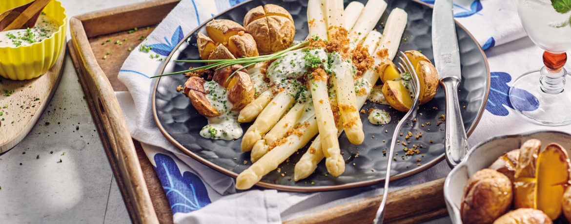 Weißer Spargel mit Semmelbröseln, Mini-Ofenkartoffeln und Schnittlauch-Crème-fraîche