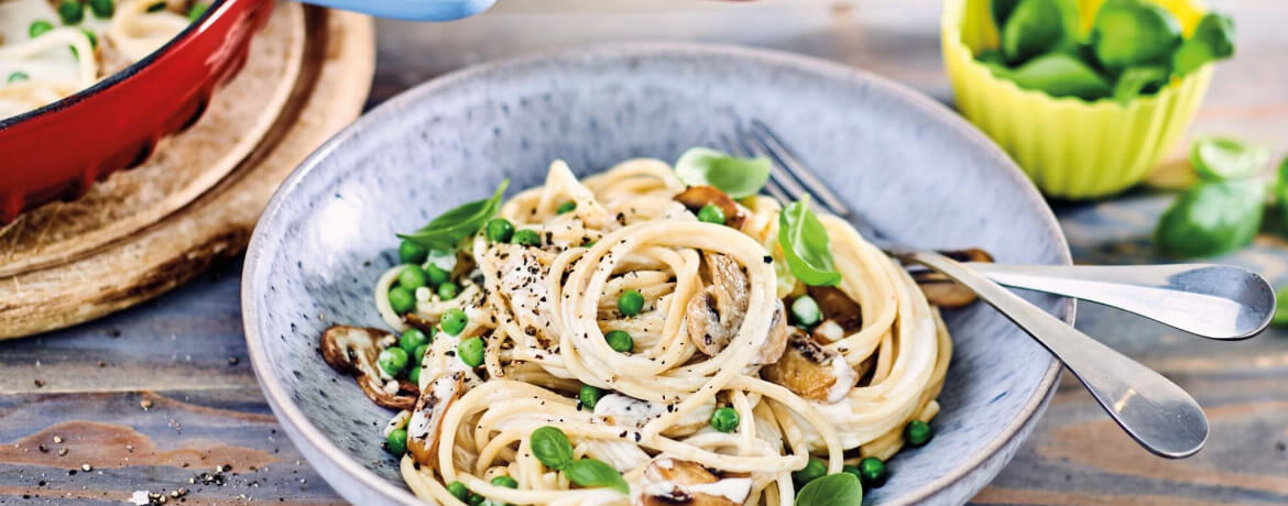Spaghetti mit Erbsen-Pilzsoße und Basilikum