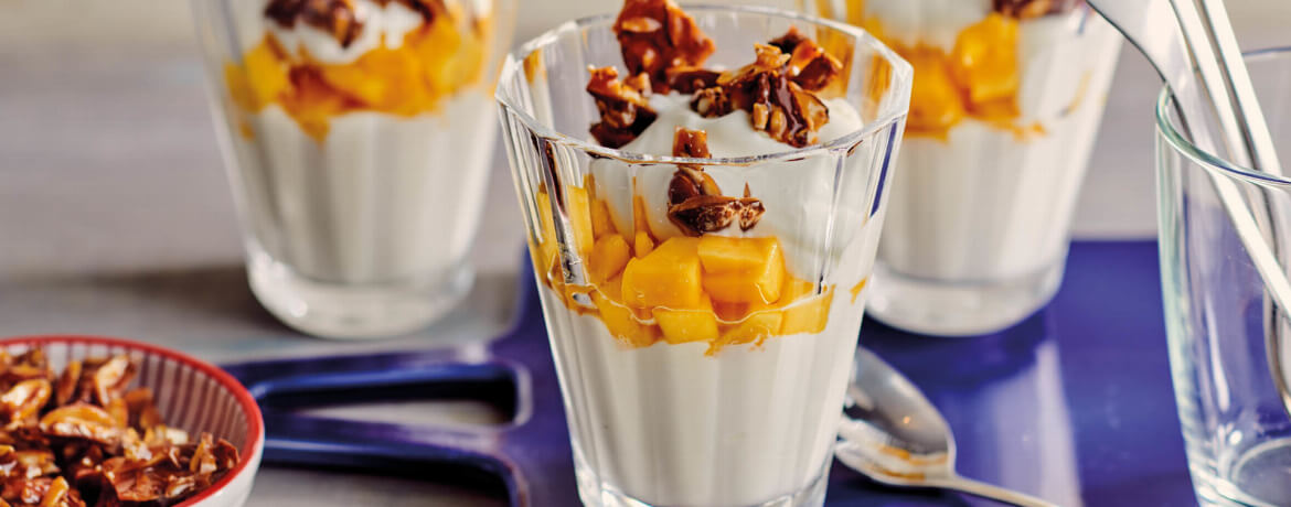 Mango-Joghurt-Dessert mit Krokant