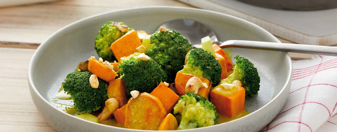 Süßkartoffel-Brokkoli-Curry mit Cashews