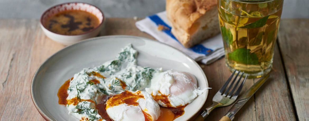 Cilbir – türkisches pochiertes Ei mit Joghurt und Gewürzbutter