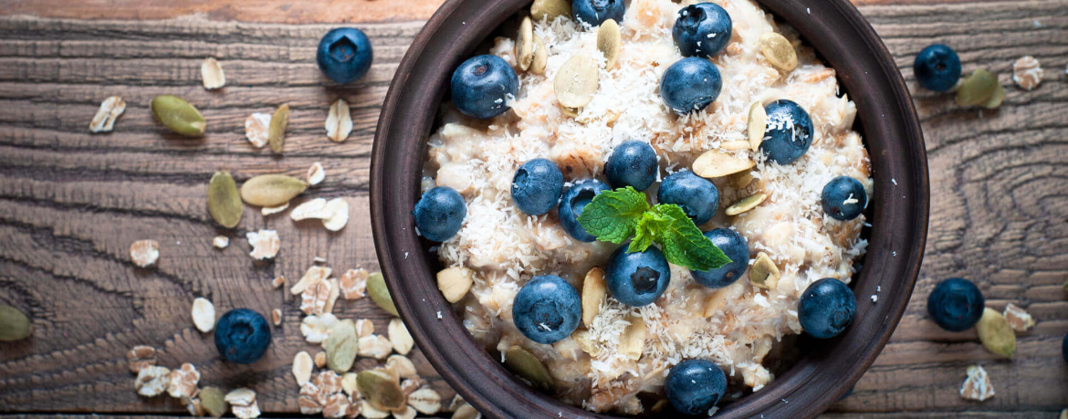 Porridge mit Blaubeeren, Kürbiskernen und weiße Schokolade für 4 Personen von lidl-kochen.de