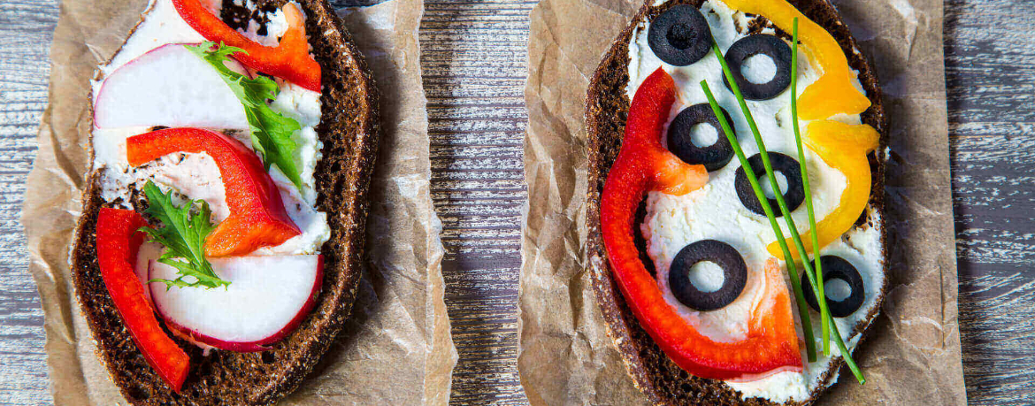 Frischkäsebrot mit Paprika und Oliven für 4 Personen von lidl-kochen.de