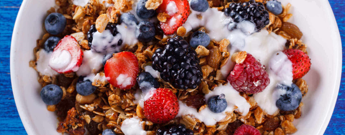 Joghurt mit Müsli und Waldfrüchten für 4 Personen von lidl-kochen.de