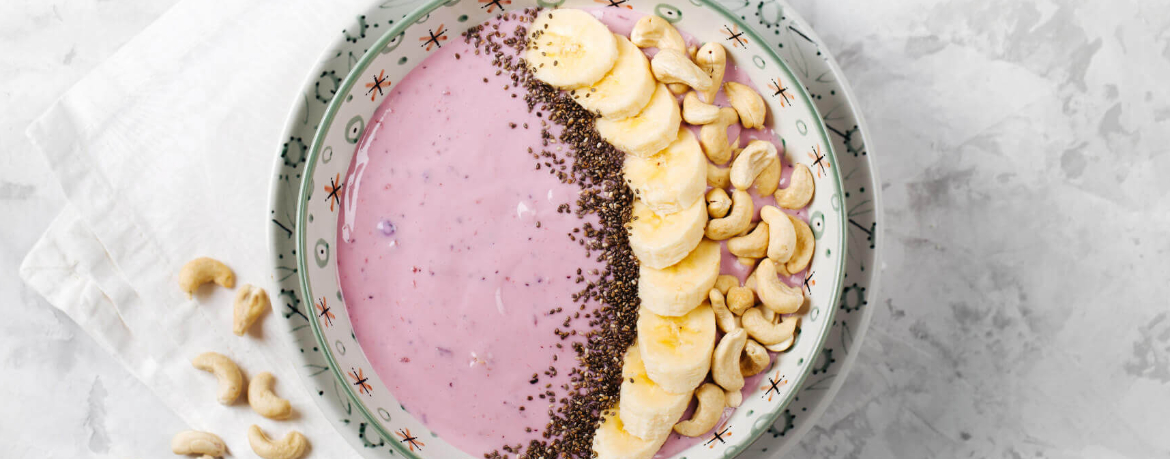 Beerenjoghurt mit Bananen und Cashewkernen für 4 Personen von lidl-kochen.de