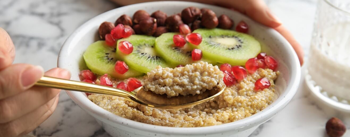 Porridge aus Quinoa mit Granatapfel, Kiwi und Haselnüssen für 4 Personen von lidl-kochen.de