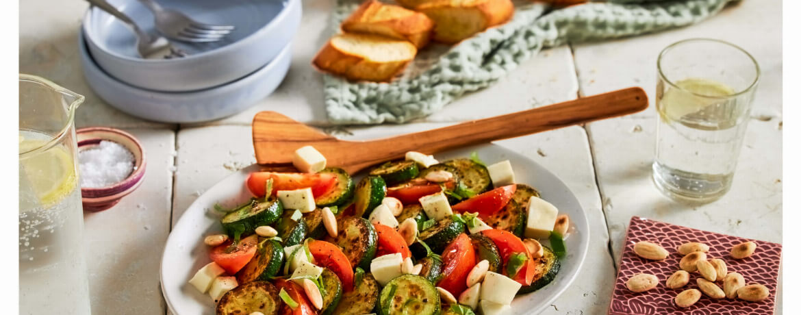 Zucchini-Tomatensalat mit Mozzarella & Mandeln an geröstetem Baguette für 4 Personen von lidl-kochen.de