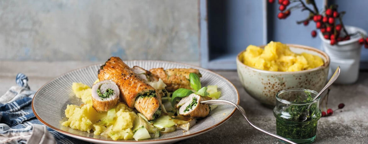 Pesto-Puten-Rouladen als Involtini mit Gemüse vom Weißkohl an Kartoffelpüree für 4 Personen von lidl-kochen.de