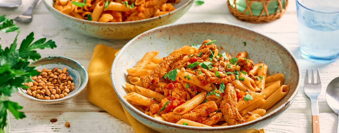 Penne mit Puten-Bolognese und Pinienkernen für 4 Personen von lidl-kochen.de