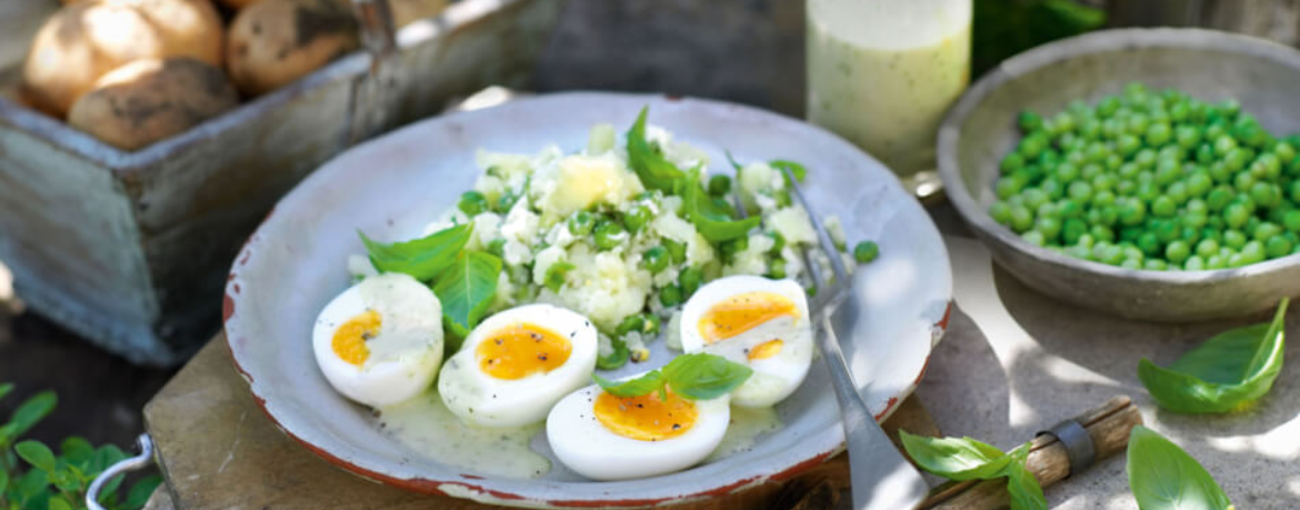 Wachsweich gekochte Eier mit Erbsen-Kartoffelpüree in Basilikumsoße für 4 Personen von lidl-kochen.de