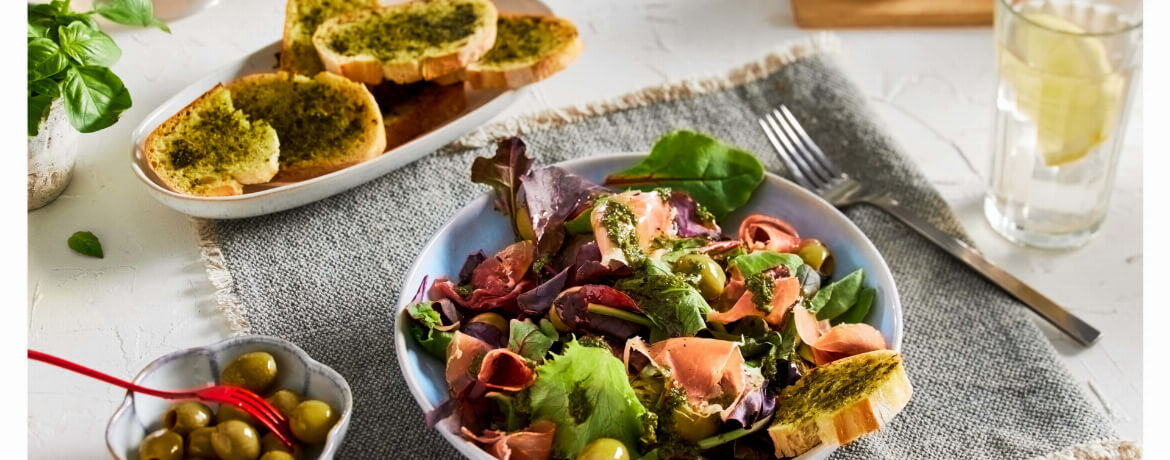 Blattsalat mit Oliven, Serrano-Schinken und Basilikum-Brot für 4 Personen von lidl-kochen.de