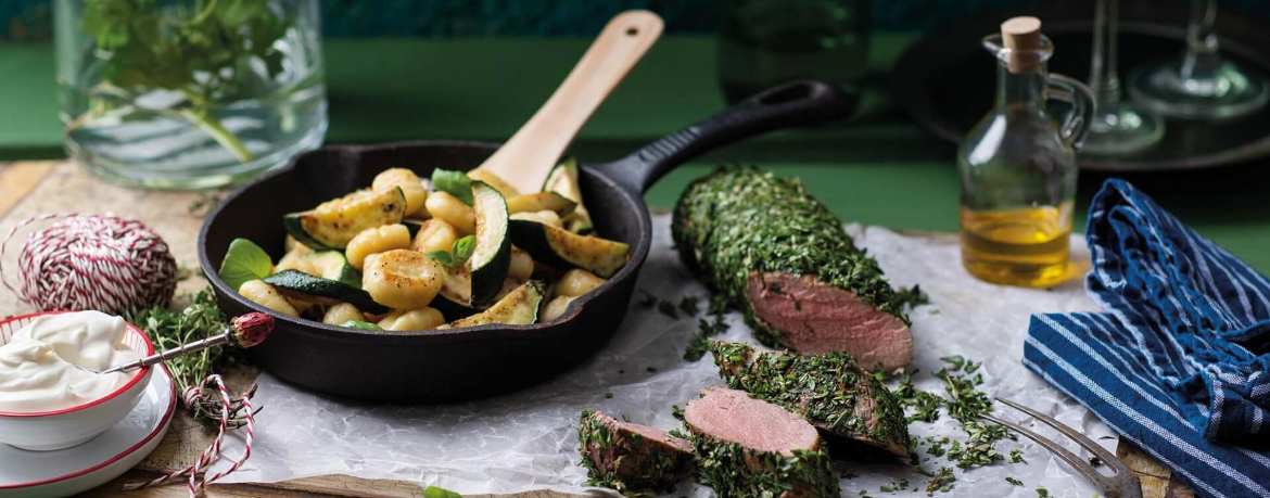 Schweinefilet im Kräutermantel mit Pfanne aus Gnocchi und Zucchini für 4 Personen von lidl-kochen.de