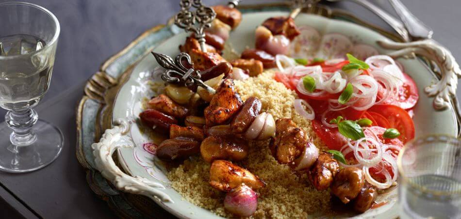 Marinierte Hähnchen-Spieße mit Couscous und Tomatensalat für 4 Personen von lidl-kochen.de