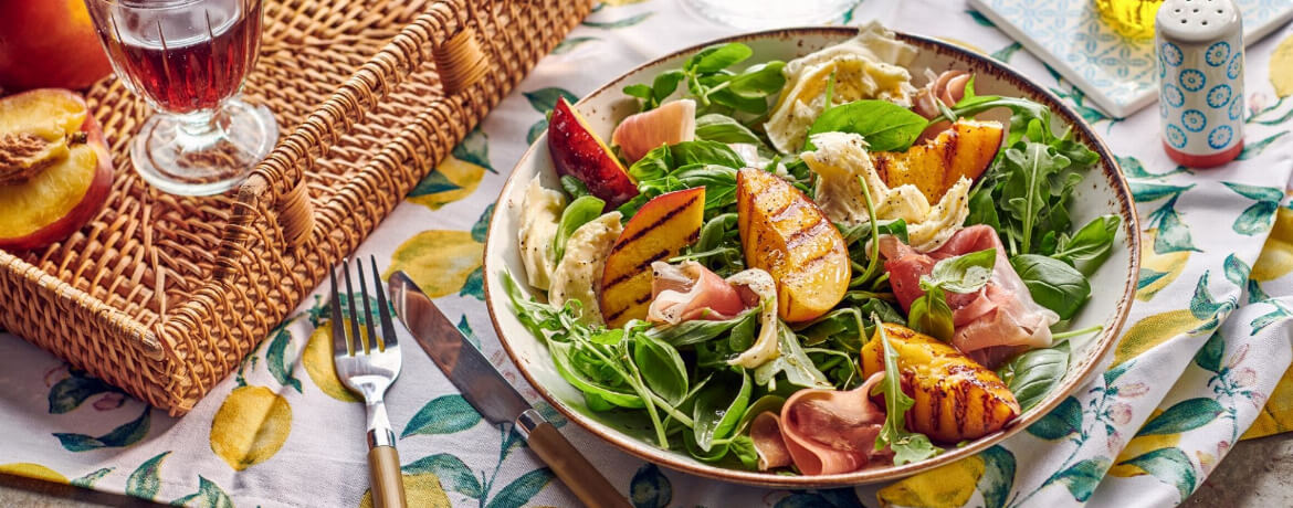 Salat aus Rucola mit gebratener Nektarine und Schinken für 4 Personen von lidl-kochen.de