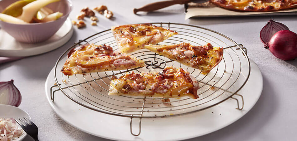 Flammkuchen mit roten Zwiebeln, Walnuss und Birne für 4 Personen von lidl-kochen.de